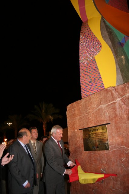 El presidente de la Comunidad, Ramón Luis Valcárcel, inaugura en Mula la escultura de Cristóbal Gabarrón en homenaje a la ciudad