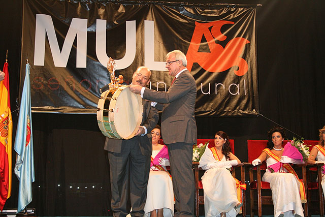 El presidente de la Comunidad, Ramón Luis Valcárcel, recibió de manos del alcalde de Mula, Diego Cervantes, un tambor de la localidad, tras su intervención en el acto inaugural de la fiestas patronales
