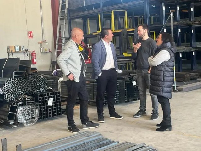 El alcalde de Mula visita AC Hierros en el polígono industrial del municipio