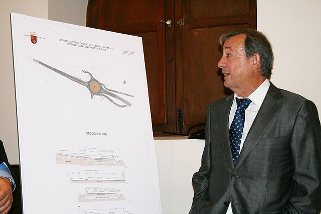 El director general de Carreteras, José Guijarro, presenta el proyecto de construcción de una glorieta  en la intersección de la carretera que une La Puebla de Mula con El Niño de Mula (RM-516) y con la travesía T-415, concretamente en la zona denominada La Palma y Trascastillo Alto en la travesía de la Mula, T-415
