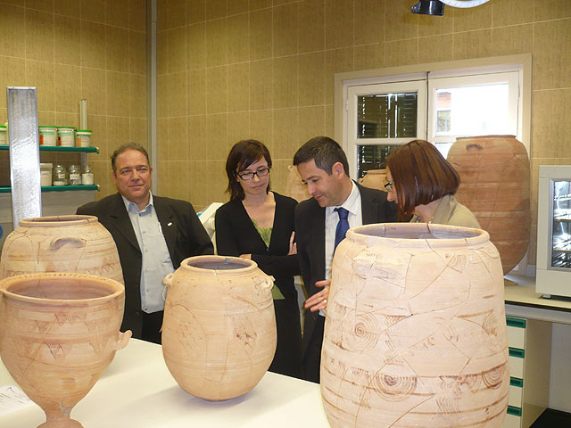 De izquierda a derecha: El director del Museo Arqueológico de Murcia, Luis de Miquel; la restauradora, Violante Rodríguez; el director general de Bellas Artes y Bienes Culturales, Enrique Ujaldón, y la directora del Museo de Arte Ibérico 'El Cigarralejo', Virginia Page