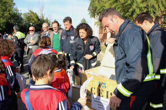 Más de 200 escolares participan en la recogida de alimentos organizada por el Parque de Bomberos de Mula
