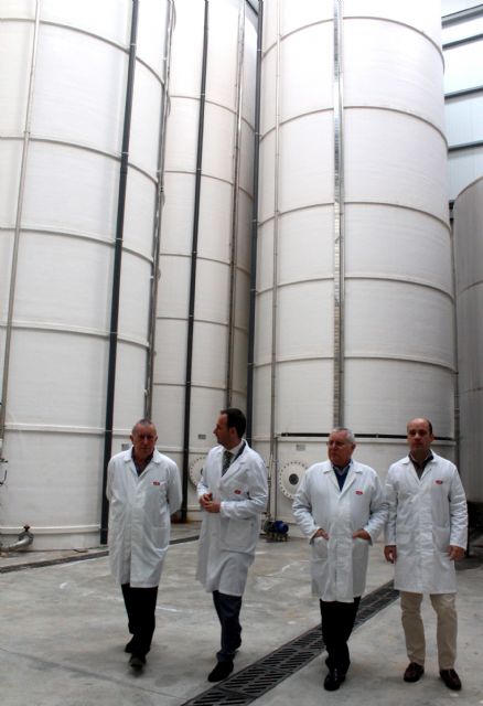 El director del Info visita las instalaciones de la empresa conservera Hida