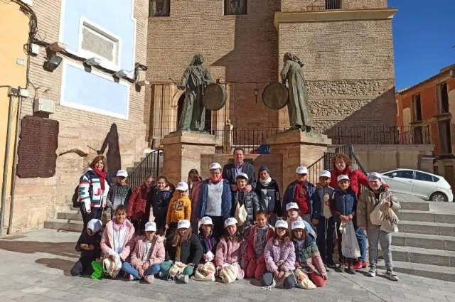Alumnos del CEIP Florentino Bayona charlan con el alcalde de Mula