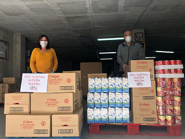 Donación Peña Huertana Alegría Muleña al Programa Municipal de Alimentos