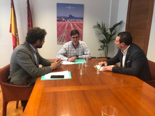 El Alcalde mantiene una reunión con el Consejero de Salud del gobierno regional
