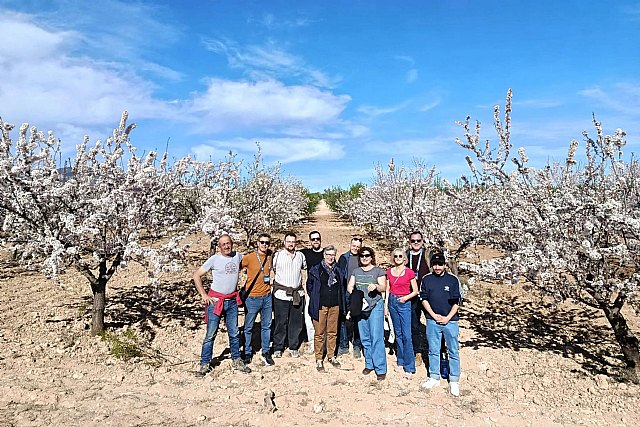 Mula refuerza su proyección internacional tras recibir a periodistas alemanes en plena floración