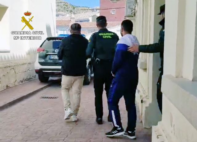 La Guardia Civil detiene a tres peligrosos delincuentes que propinaron una paliza a un vecino de Mula