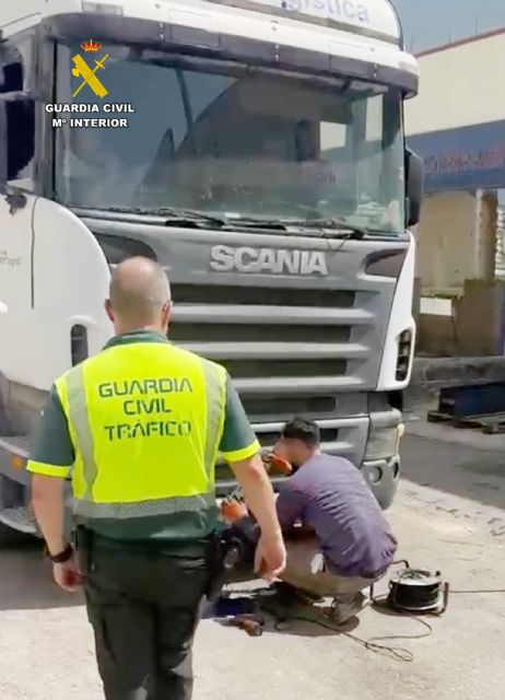 La Guardia Civil inmoviliza un vehículo pesado que circulaba con placas de matrícula falsas