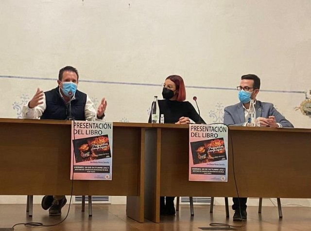 El Refectorio del Convento San Francisco acoge la presentación del libro ‘Pequeños Complejos’ de la muleña Elena Pérez