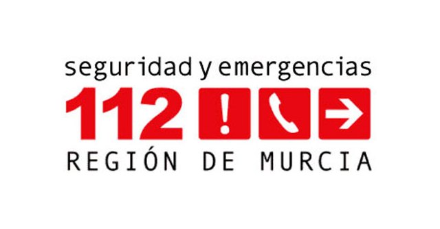 Servicios de emergencia atienden a los 5 miembros de una familia afectados por el humo del incendio de una vivienda, en Mula