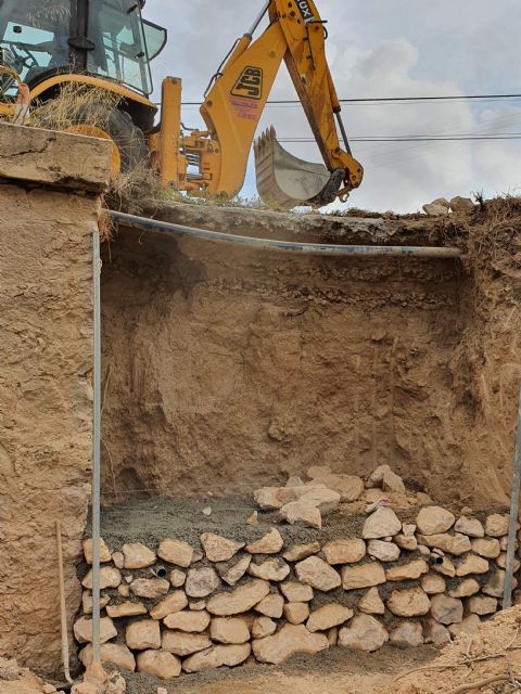 Fomento acondiciona el camino de servicio que cruza el río Pliego en el municipio de Mula