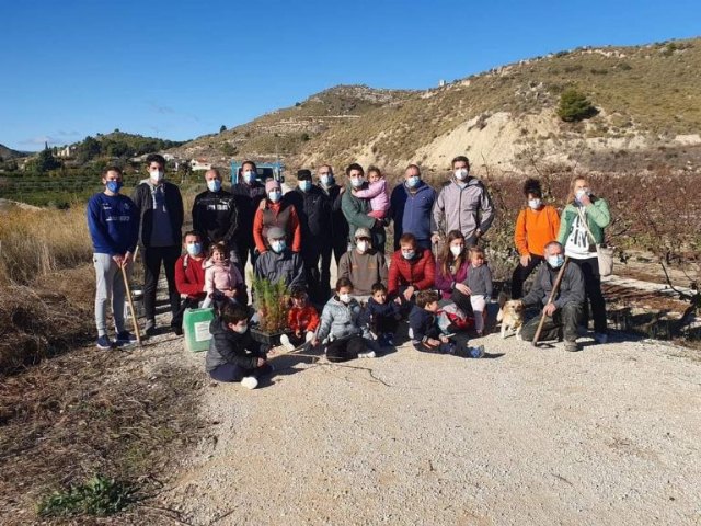 Jornada de reforestación en la Vía Verde de la Ribera de Los Molinos