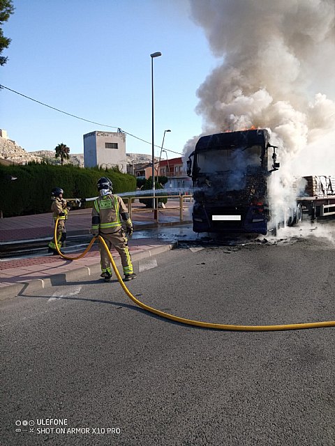Servicios de emergencia intervienen en el incendio de un camión en La Gran Vía de Mula