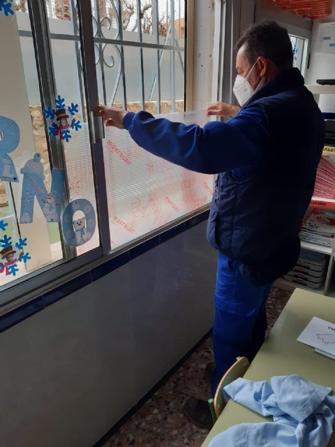 El Ayuntamiento de Mula instala mamparas en las ventanas de los centros educativos de la localidad y pedanías para proteger del frío a los alumnos