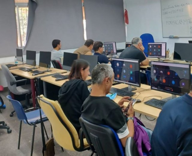 Miembros de Intedis realizan la formación ‘Ocio en la red para principiantes’