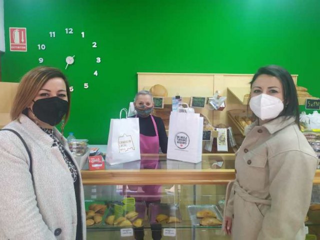 Las responsables de las áreas de Hacienda y Comercio visitan algunos de los establecimientos comerciales muleños