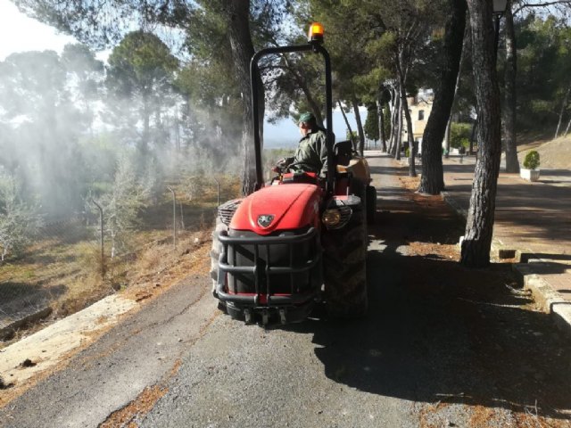 Los agricultores locales continúan con las tareas de desinfección de calles y espacios públicos