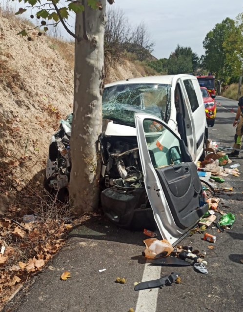 Muere una mujer y otra resulta herida grave al chocar una furgoneta contra un árbol en la RM-516, cerca de Mula