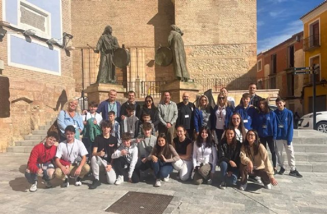 El Alcalde de Mula, Juan Jesús Moreno, recibe a los alumnos del Programa Erasmus+ del Colegio Cristo Crucificado
