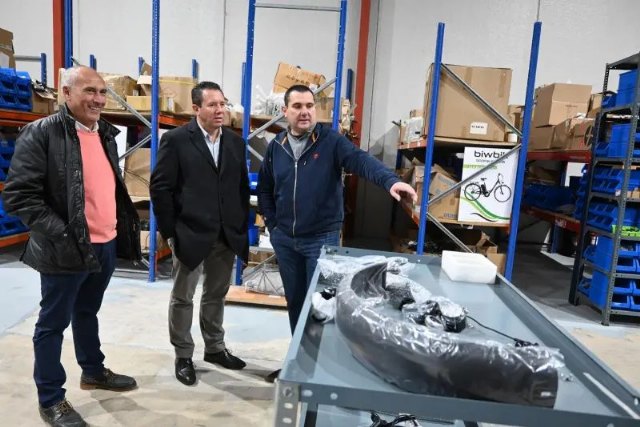 El alcalde de Mula visita la empresa muleña biwbik
