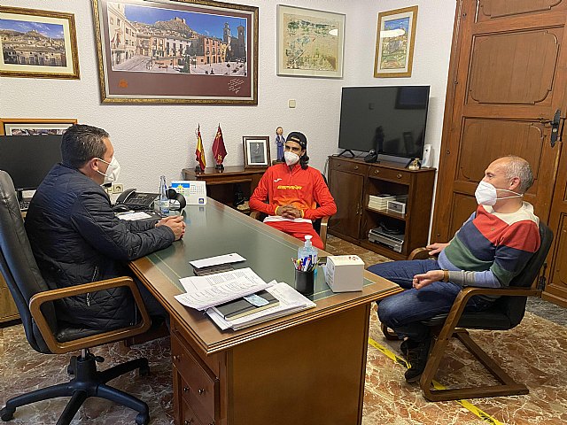 El atleta muleño Mo Katir es recibido en el Ayuntamiento tras su cuarto puesto en el europeo de Polonia