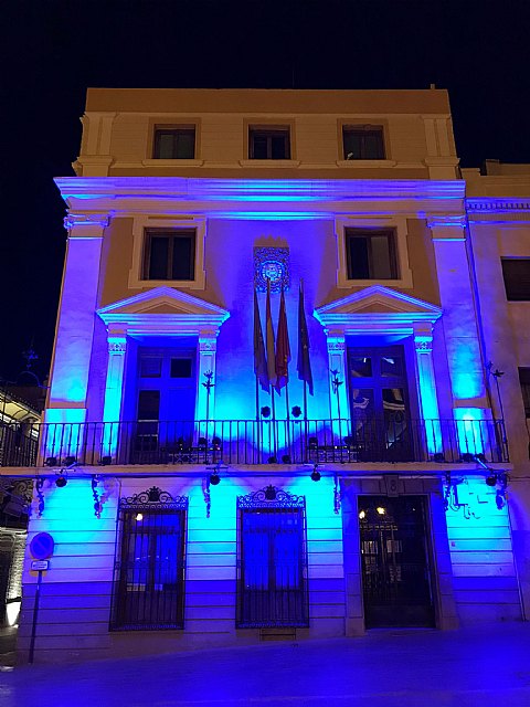 Mula celebra el día de Europa iluminando la fachada del Ayuntamiento de color azul