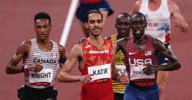 La plaza del Ayuntamiento acoge el acto de bienvenida a Mohamed Katir tras su paso por los Juegos Olímpicos