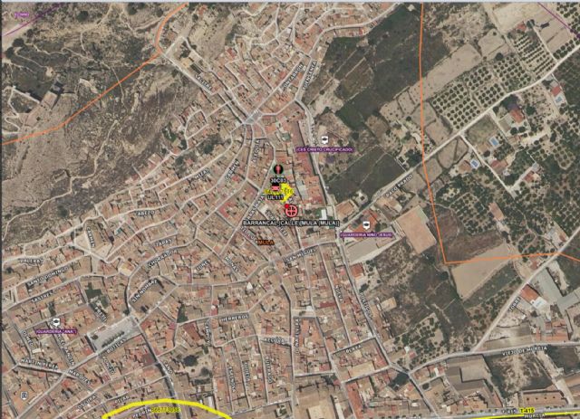 Servicios de emergencia acuden a un derrumbe de parte de una cornisa de un edificio en Mula