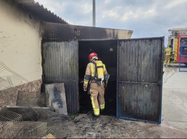 Servicios de emergencia apagan incendio en vivienda en Mula