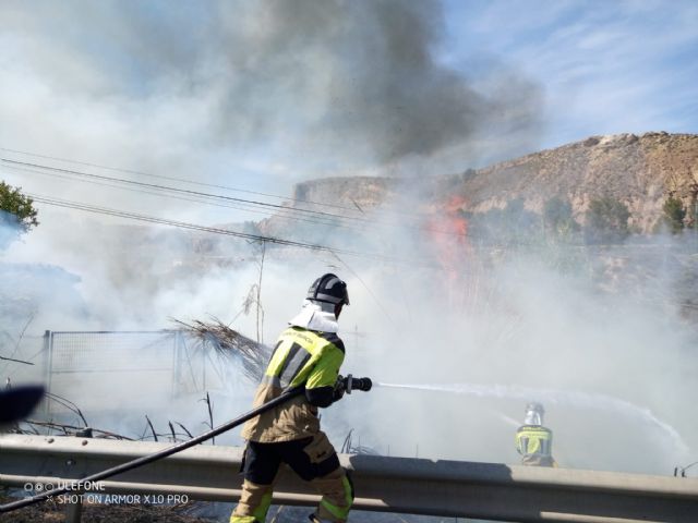 Incendio de cañas en la carretera La Puebla - Mula