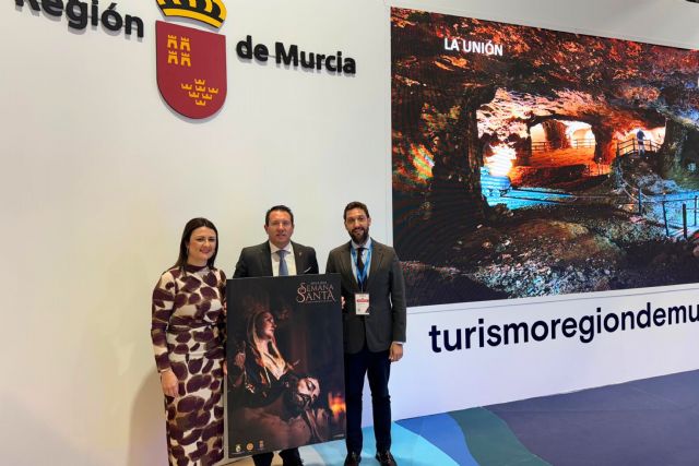 Mula presenta en FITUR los carteles de la Semana Santa 2025 y de la Noche de los Tambores, emblemas de su patrimonio cultural