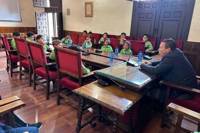 El alcalde de Mula recibe la visita de los alumnos de 3º de primaria del Colegio Santa Clara
