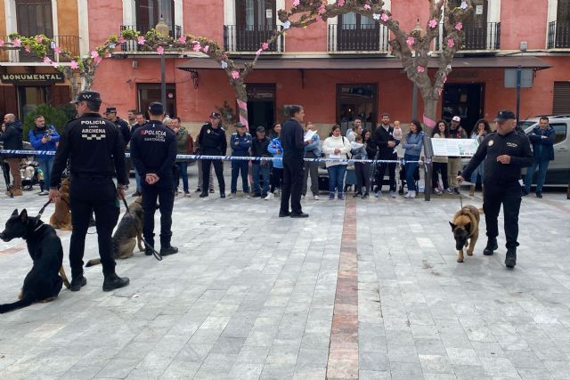 Mula presenta la Unidad Canina de la Policía Local en una exhibición junto a otras unidades de la Región