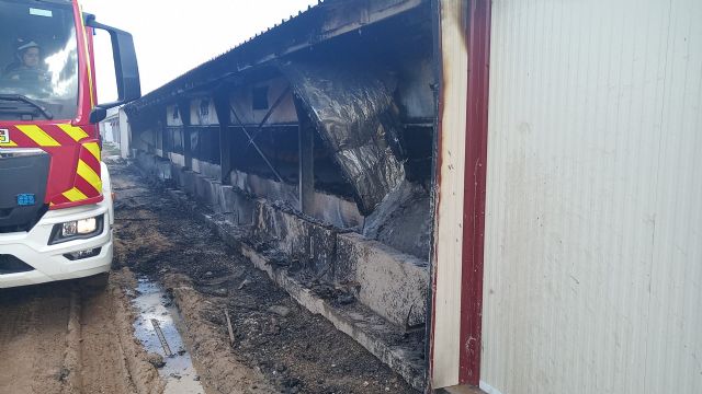 Bomberos extinguen un incendio en una nave industrial en Mula