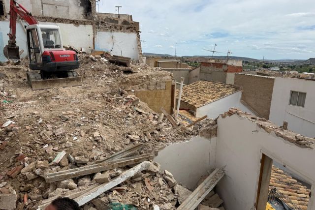 El alcalde y el concejal de Obras visitan los trabajos de demolición en el Barrio del Carmen