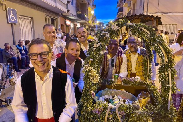 El Desfile de Carrozas de San Isidro llena de tradición y colorido las calles de Mula
