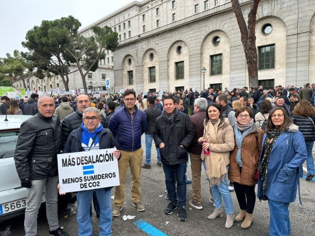 El alcalde de Mula acude a la manifestación de regantes en Madrid