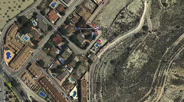 Una niña resulta herida muy grave tras chocar su patinete con una motocicleta estacionada