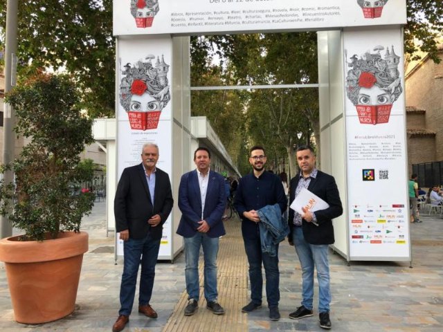 El alcalde de Mula y el concejal de Cultura visitan la Feria del Libro de Murcia