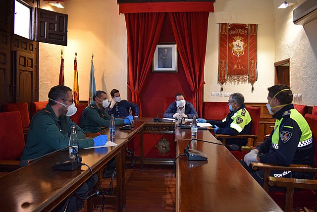Reunión mesa coordinación policial y reparto mascarillas de protección