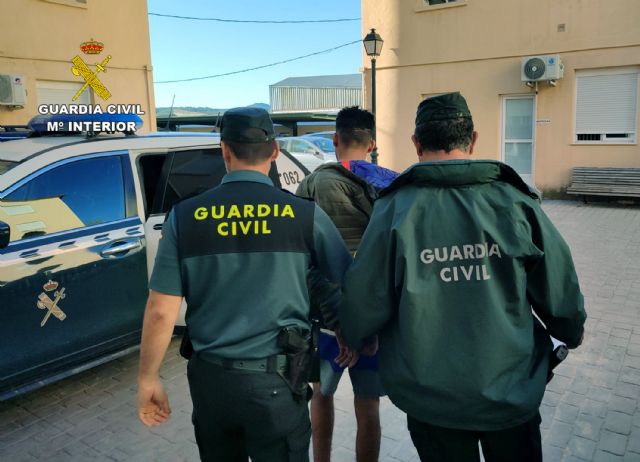 Detenido in fraganti un peligroso delincuente por una veintena de robos y atracos en Mula