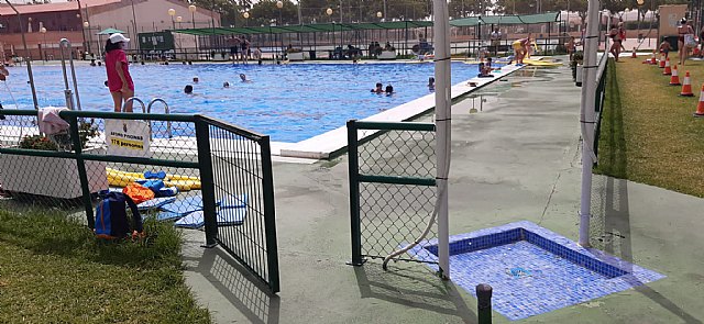 El Ayuntamiento realiza nuevos trabajos de accesibilidad a las instalaciones de la piscina municipal de verano