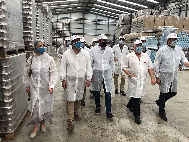 El alcalde de Mula conoce el proyecto de expansión de la factoría Hida Alimentación en El Arreaque