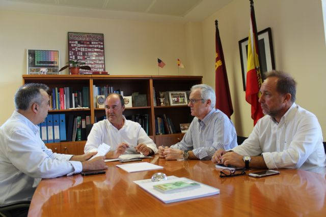 Fulgencio Pérez se reúne con representan tes de Agroseguro y de los productores de tomate de la zona de Mula