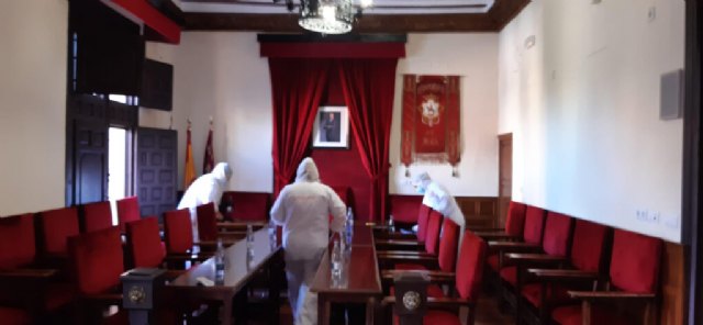 Labores de desinfección en las instalaciones del Ayuntamiento de Mula tras el positivo del alcalde