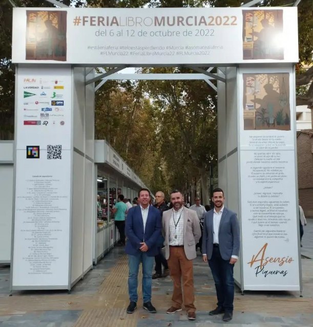 Juan Jesús Moreno visita la Feria del Libro de Murcia