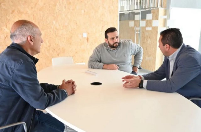 Visita del alcalde y del concejal de Empleo e Industria a Cynara