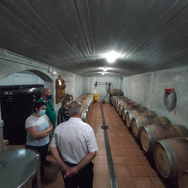 Hosteleros y establecimientos turísticos de Mula conocen la bodega de Llano y Monte en la Alquibla