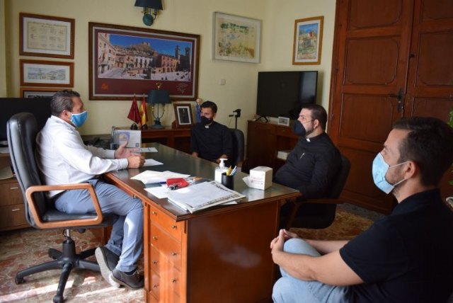 El nuevo párroco de San Miguel mantiene su primer contacto oficial con el Ayuntamiento